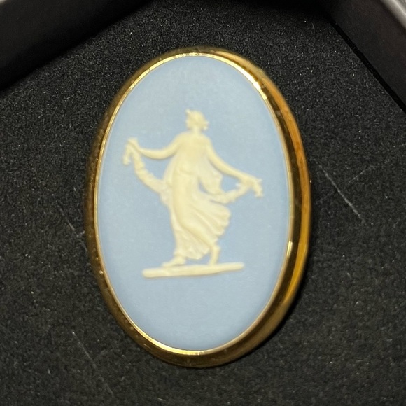 Wedgewood  ‘dancing hours!’ Brooch with gold tone surround. Vintage. Cameo. Blue - Picture 4 of 6
